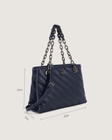 شنطة نسائية بتصميم أنيق بلون أزرق.