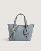 شنطة نسائية بمقاس متوسط بلون أزرق