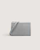 شنطة نسائية بحجم صغير باللون الأزرق.