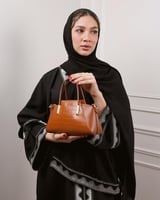 شنطة نسائية تعبر عن الثقة بمقاس متوسط بلون بني