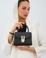 شنطة أنيقة من الجلد بحجم صغير بلون أسود