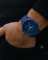 ساعة رجالية بسير سيراميك بلون أزرق