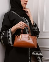 شنطة نسائية تعبر عن الثقة بمقاس متوسط بلون بني