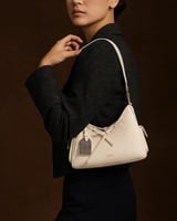 شنطة واسعة بحجم يتسع لأغراضك بلون أبيض