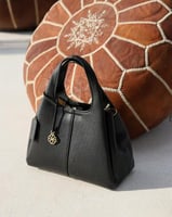 شنطة مميزة بمقاس متوسط بلون أسود