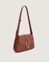 شنطة بلون بني بحجم كبير لكل الأوقات.