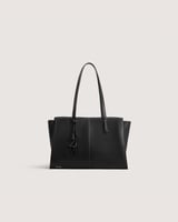 شنطة نسائية بحجم كبير جدا بلون أسود