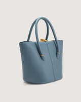 شنطة بلون أزرق بحجم صغير لكل الأوقات.