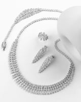 طقم اكسسوار نسائي ملكي باللون الفضي