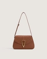 شنطة لاطلالتك العملية باللون البني.