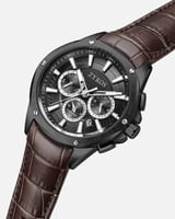 ساعة رجالية بسير من الجلد باللون البني.