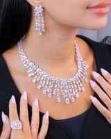 طقم نسائي فاخر باللون الفضي