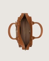 شنطة نسائية أنيقة بلون بني