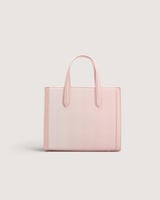 شنطة نسائية من الجلد باللون الوردي.