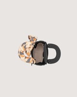 شنطة للبنات بحجم صغير وبلون أسود.