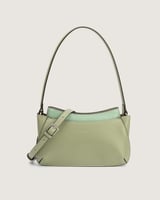 شنطة متوسطة الحجم بلونها الأخضر المميز