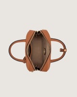 شنطة نسائية بحجم صغير بلون بني