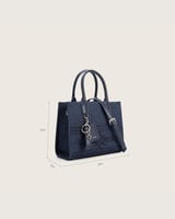 شنطة نسائية بحجم متوسط بلون أزرق