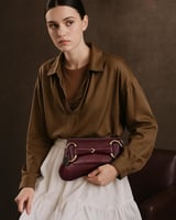 شنطة نرجس النسائية جلد بلون عودي.