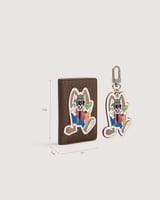 محفظة وميدالية من الجلد بلون بني