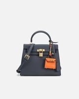 شنطة نسائية تعبر عن الأناقة العصرية بلون أزرق