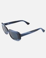 نظارة شمسية بتصميم ملفت بلون أزرق