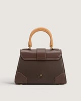 شنطة تَرف النسائية بمقاس متوسط بلون بني.