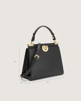 شنطة نسائية تعكس الأناقة بلون أسود