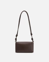 شنطة نسائية بتصميم عصري وخفيف بلون بني