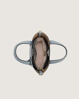 شنطة نسائية بمقاس متوسط بلون أزرق