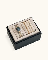 طقم نسائي أنيق لكل سيدة تهتم بأناقتها بلون ذهبي وف...