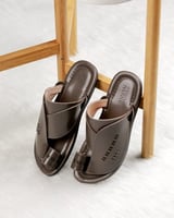 زيبرية رجالية من الجلد بلون رمادي