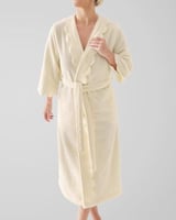 روب استحمام أنيق باللون الأبيض