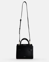 شنطة بمقاس واسع باللون الأسود