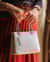 شنطة نسائية كلاسيك بلون بيج