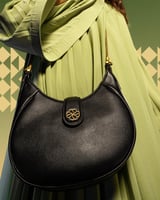 شنطة نسائية بلون أسود وبمقاس صغير.