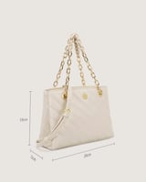 شنطة نسائية بتصميم أنيق بلون بيج.