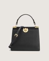 شنطة نسائية تعكس الأناقة بلون أسود