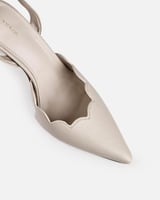 حذاء نسائي بكعب باللون الأبيض