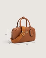 شنطة نسائية بحجم صغير بلون بني