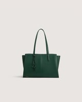 شنطة نسائية بحجم كبير جدا بلون أخضر