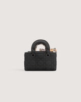 شنطة للبنات صغيرة بلون أسود