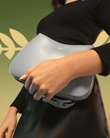 شنطة ثُريا بلون أزرق بحجم صغير لكل يوم.