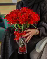 مزهرية ورد أنيقة من ورد الجوري الأحمر والبيبي روز