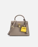 شنطة نسائية تعبر عن الأناقة العصرية بلون رمادي