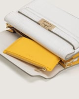 شنطة لمار النسائية بلون أبيض وأصفر