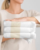 منشفة للشاطىء باللون الرمادي