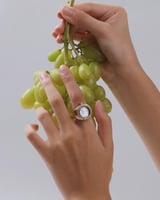 ساعة الخاتم النسائية بتصميم ملفت بلون ذهبي