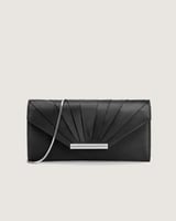 شنطة نسائية أنيقة لحضور ملفت بلون أسود