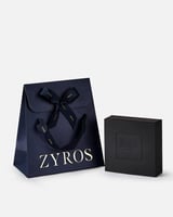 كبك رجالي يصف معاني الأناقة بلون فضي